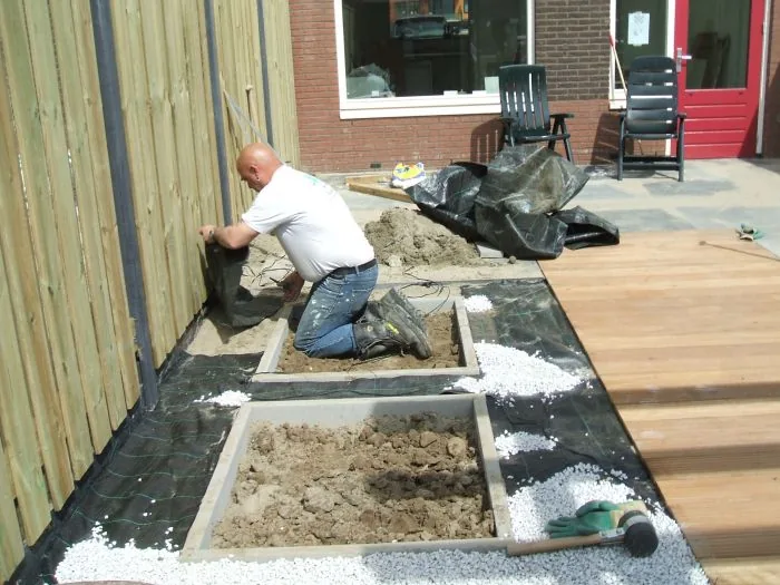 Ruud van Hovenier Klavertje 4 aan het werk bij de aanleg van een vlonder in een achtertuin