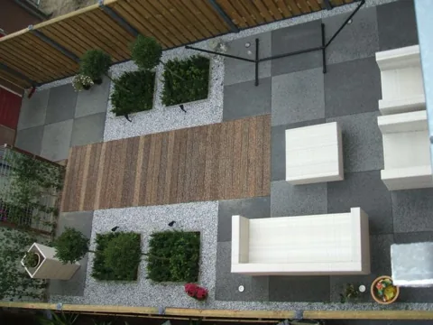 Tuinontwerp uitgevoerd in een achtertuin met strakke vlakken, kunstgras en verhoogde borders