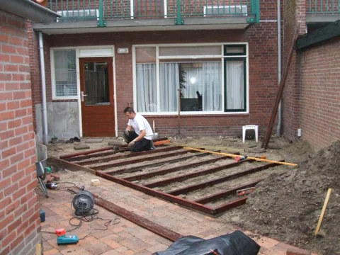 Achtertuin in Rozenburg: aanleg van de vlonder