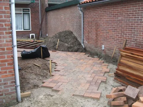 Achtertuin in Rozenburg: vlonder in aanbouw
