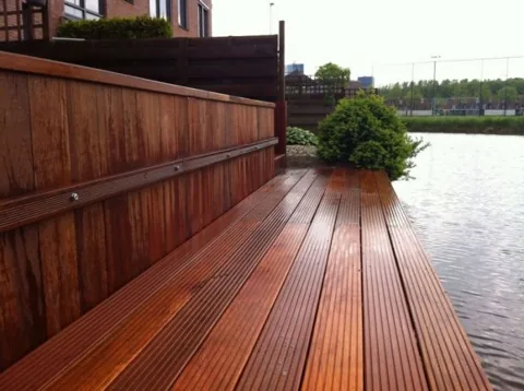 Hardhouten vlonder met houten schutting aan het water
